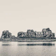 The House Between the Rocks - BW